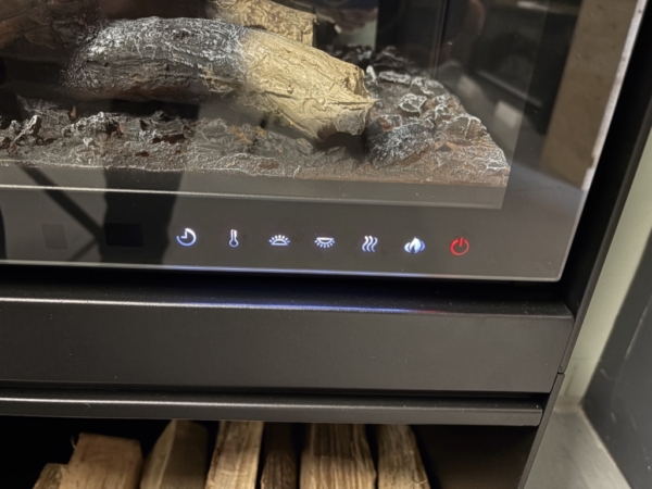 Detail, bedieningspaneel, van de Como elektrische vrijstaande haard met 3D-vlameffect en glazen voorzijde